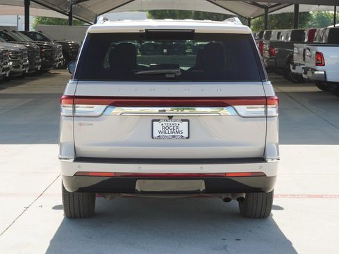 Used 2023 Lincoln Navigator Reserve AWD/4WD image 4
