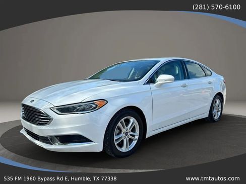Used 2018 Ford Fusion SE w/ Fusion SE Technology Package FWD image 3
