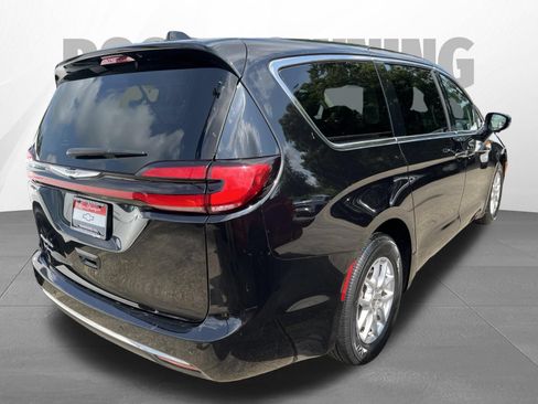 Used 2024 Chrysler Pacifica Touring-L FWD image 4