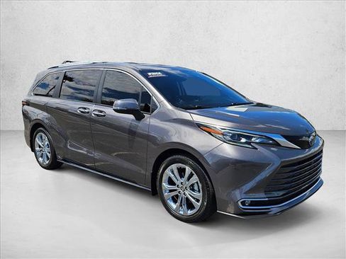Used 2024 Toyota Sienna Platinum FWD image 3