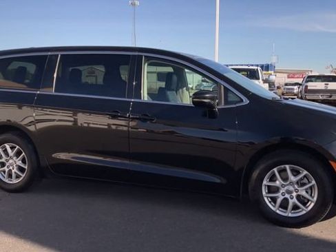 Used 2024 Chrysler Pacifica Touring-L FWD image 3