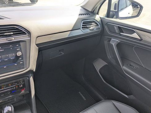 Used 2022 Volkswagen Tiguan SE w/ Panoramic Sunroof Package image 19