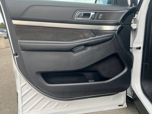 Used 2018 Ford Explorer XLT w/ Equipment Group 202A AWD/4WD image 10