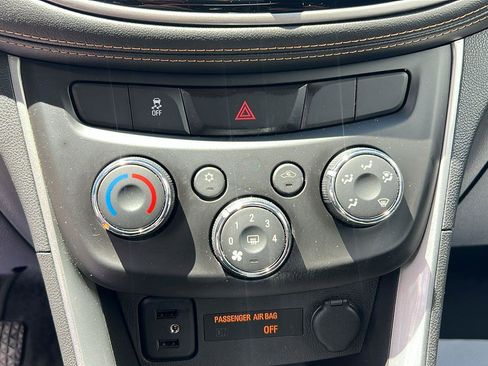 Used 2019 Chevrolet Trax LT w/ LT Convenience Package AWD/4WD image 24