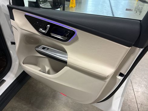 Used 2025 Mercedes-Benz GLC 300 4MATIC image 16