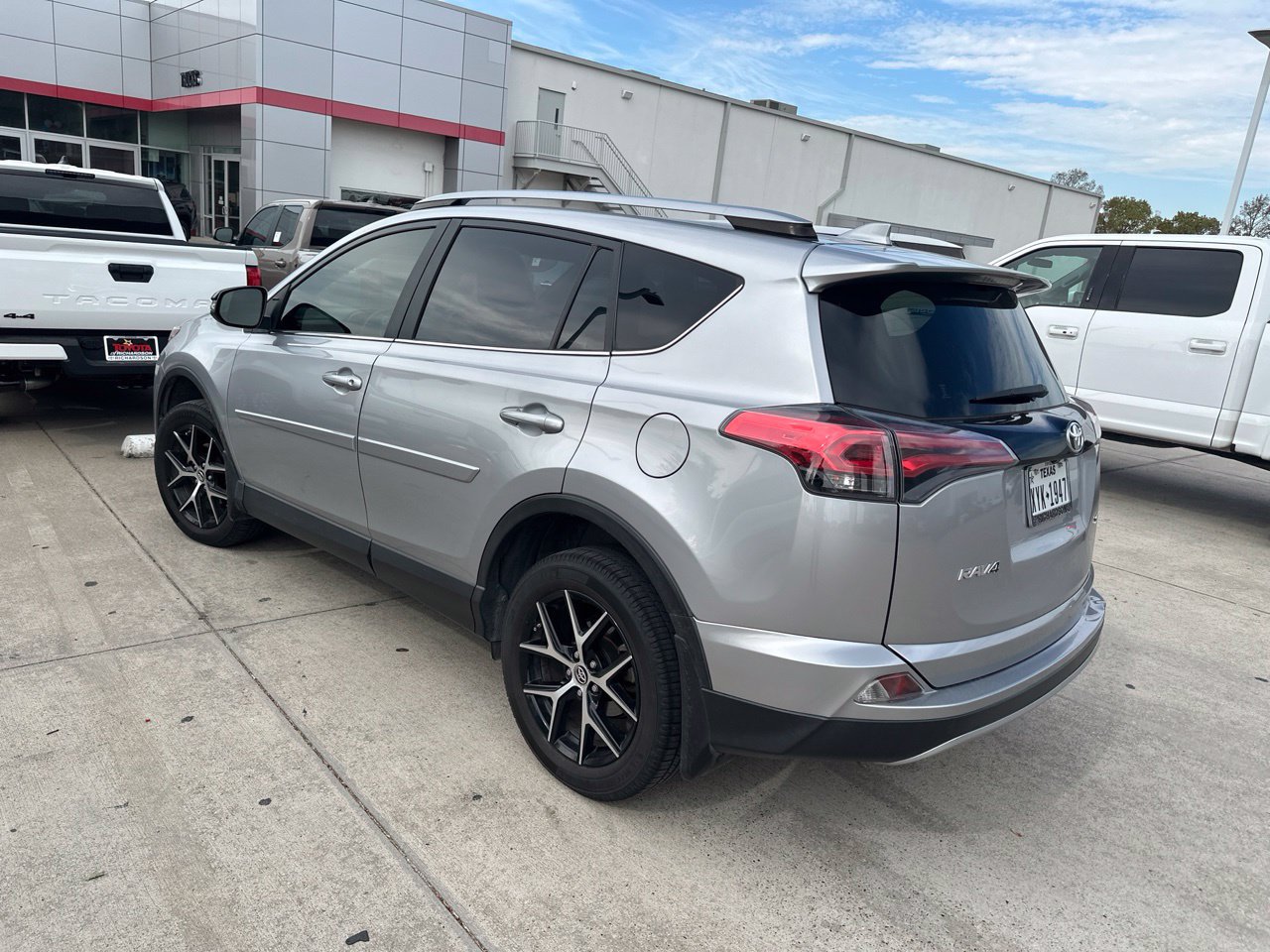 Used 2018 Toyota RAV4 SE w/ Power Extra Value Package FWD image 3