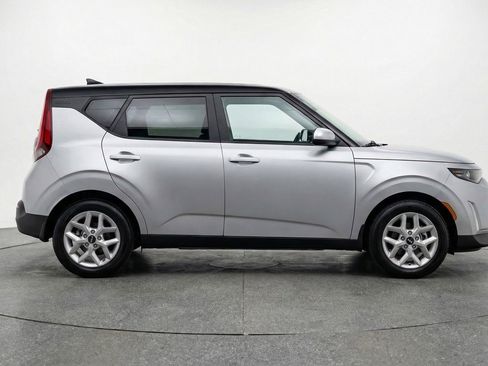 Used 2025 Kia Soul LX w/ LX Technology Package FWD image 11