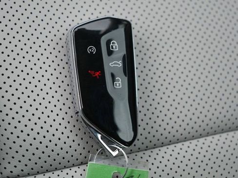 Certified 2025 Volkswagen Tiguan SE AWD/4WD image 35