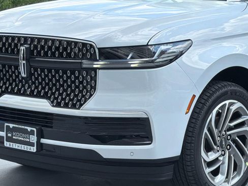 New 2026 Lincoln Navigator L Reserve AWD/4WD image 2