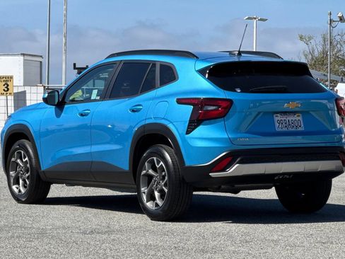 Used 2025 Chevrolet Trax LT FWD image 6