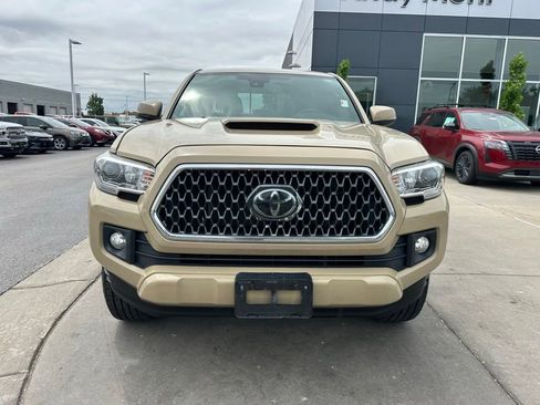 Used 2018 Toyota Tacoma TRD Sport AWD/4WD image 3