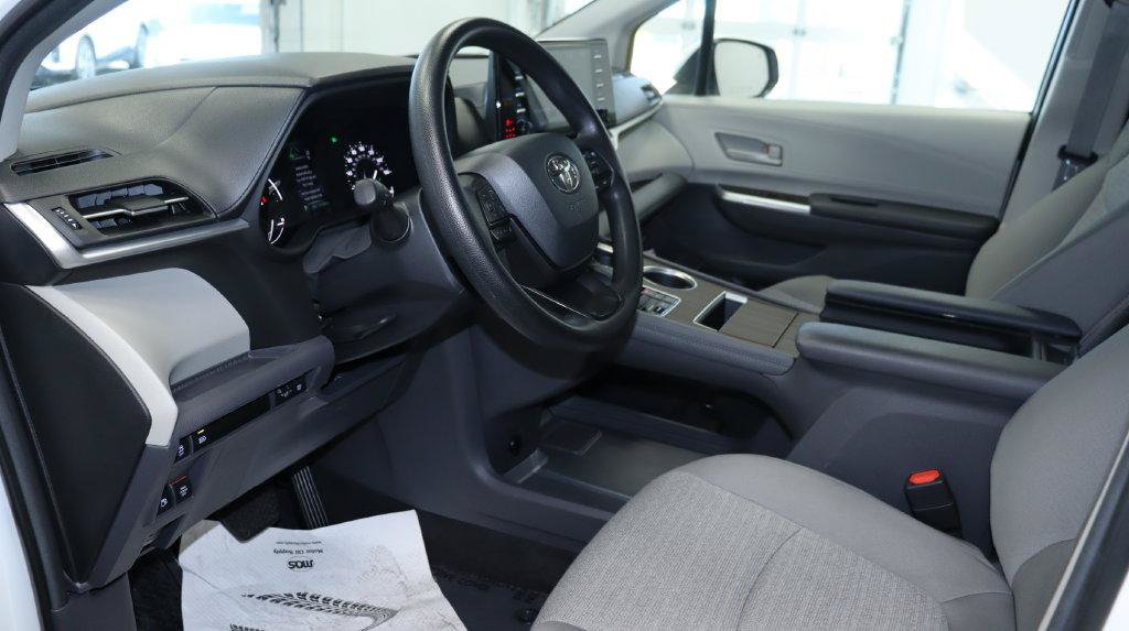 Used 2024 Toyota Sienna LE AWD/4WD image 21