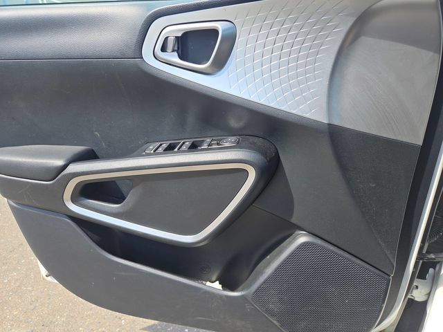 Used 2025 Kia Soul LX w/ LX Technology Package FWD image 13