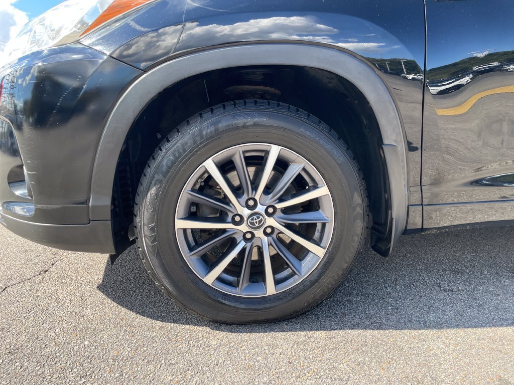 Used 2017 Toyota Highlander XLE AWD/4WD image 25