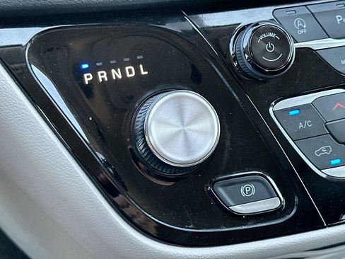 Used 2024 Chrysler Pacifica Touring-L FWD image 19