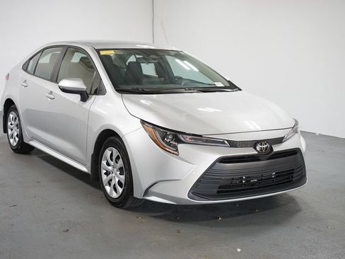 Certified 2025 Toyota Corolla LE image 3