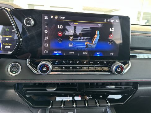Certified 2025 Chevrolet Colorado Z71 w/ Technology Package AWD/4WD image 33