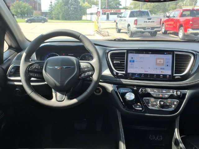 Used 2025 Chrysler Pacifica Limited FWD image 11