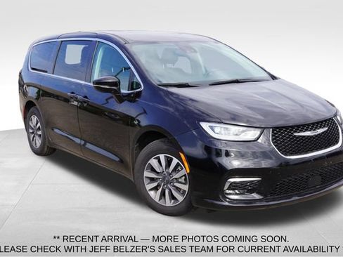 Used 2024 Chrysler Pacifica Limited FWD image 1