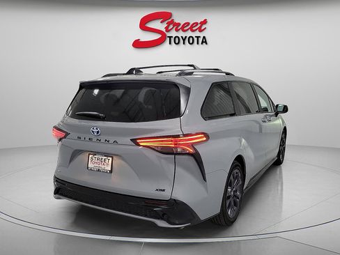 Certified 2025 Toyota Sienna XSE image 4