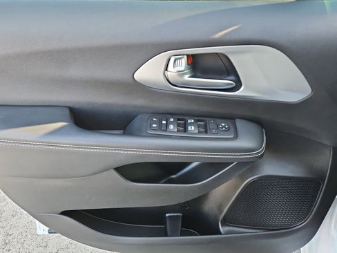 Used 2024 Chrysler Pacifica Touring image 22