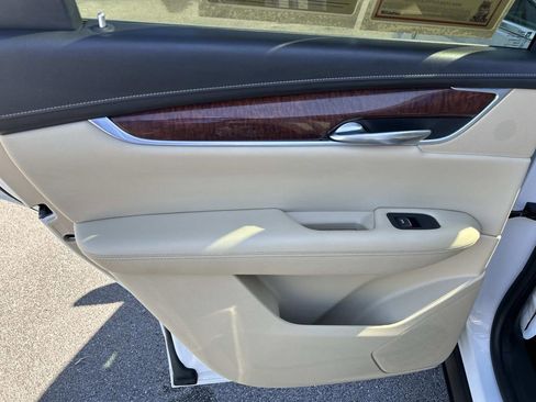 Used 2017 Cadillac XT5 Premium Luxury FWD image 21