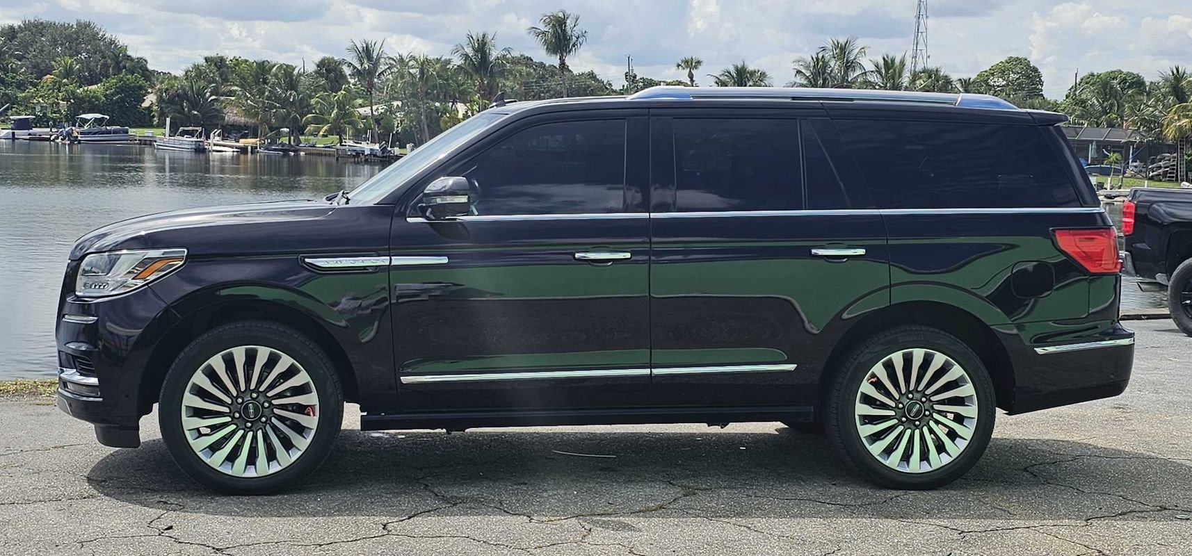 Used 2019 Lincoln Navigator Reserve AWD/4WD image 2