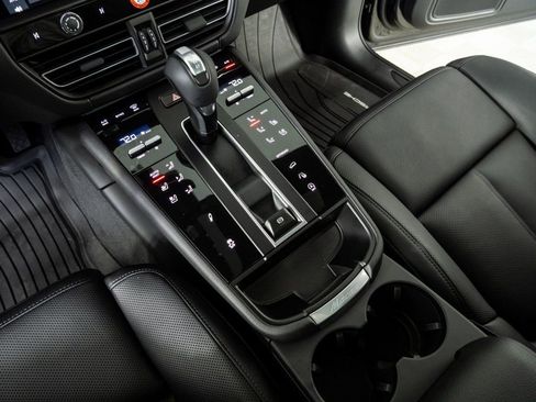 New 2026 Porsche Macan image 18