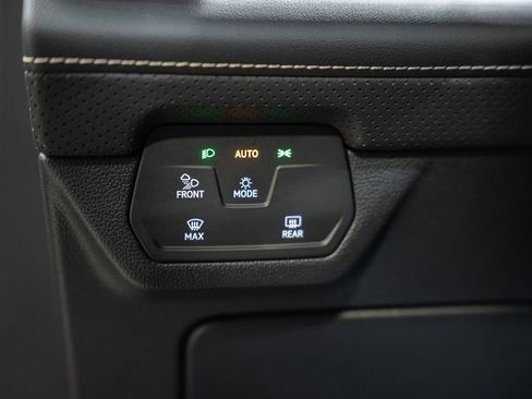 Used 2025 Volkswagen Atlas SEL AWD/4WD image 40