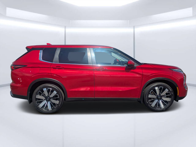 Used 2025 Mitsubishi Outlander SE FWD image 2