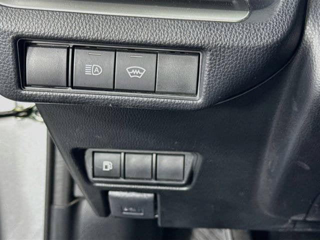 Certified 2025 Toyota Prius LE FWD image 11