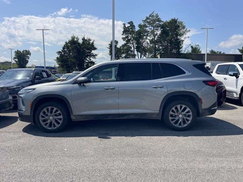 Used 2025 Buick Enclave Preferred AWD/4WD image 3