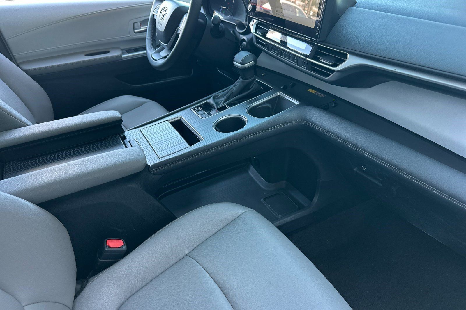 Used 2026 Toyota Sienna XLE FWD image 33