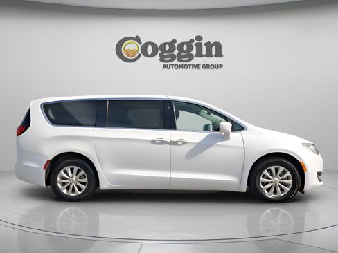 Used 2019 Chrysler Pacifica Touring Plus image 5