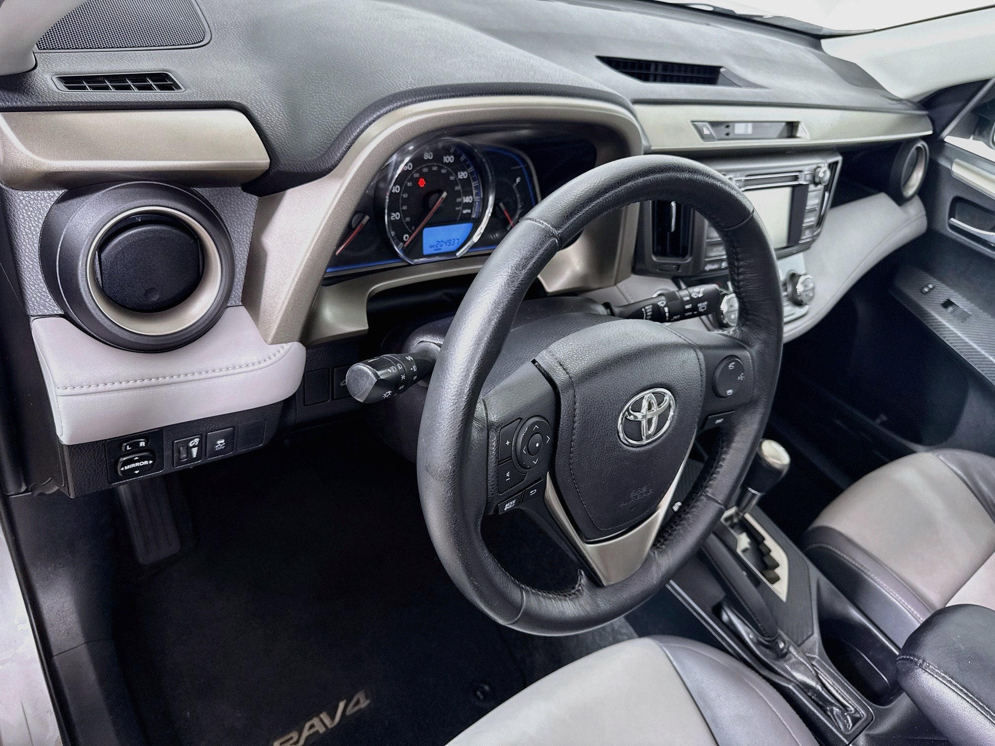 Used 2015 Toyota RAV4 Limited FWD image 10
