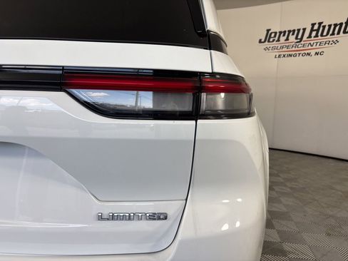 Used 2023 Jeep Grand Cherokee Limited image 32