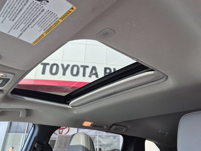 Used 2025 Toyota Sienna XLE FWD image 19