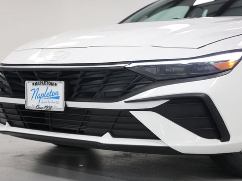 Used 2026 Hyundai Elantra SE FWD image 14