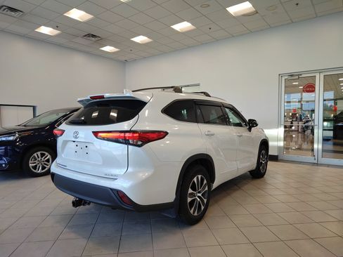 Used 2022 Toyota Highlander XLE AWD/4WD image 3