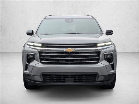 Used 2025 Chevrolet Traverse LT image 2