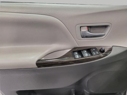 Used 2015 Toyota Sienna XLE FWD image 27