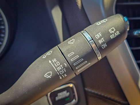 Used 2020 GMC Acadia SLT w/ LPO, Floor Liner Package FWD image 18