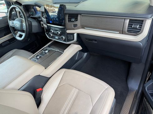 Used 2024 Ford Expedition Limited image 16
