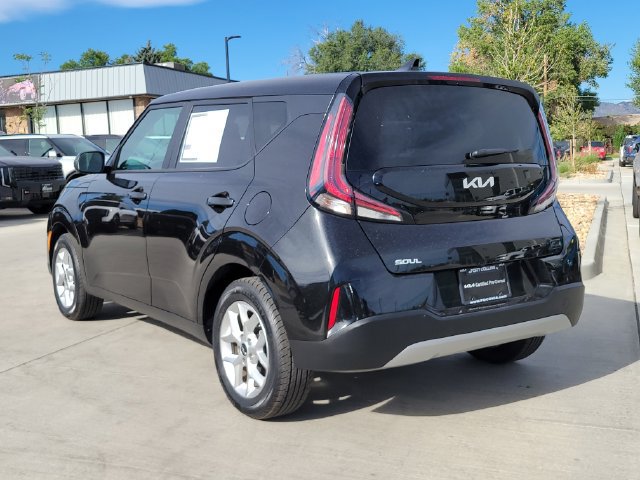 Certified 2025 Kia Soul LX w/ LX Technology Package FWD image 3