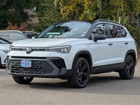 Used 2025 Volkswagen Taos SE image 9