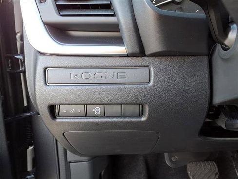 Used 2025 Nissan Rogue S AWD/4WD image 17
