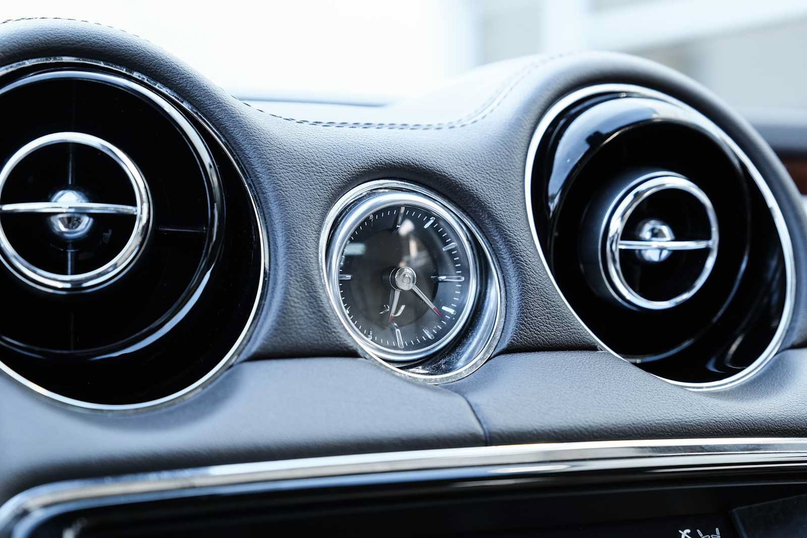 Used 2017 Jaguar XJ R-Sport RWD image 43