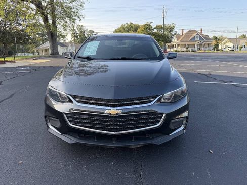 Used 2017 Chevrolet Malibu LT FWD image 2