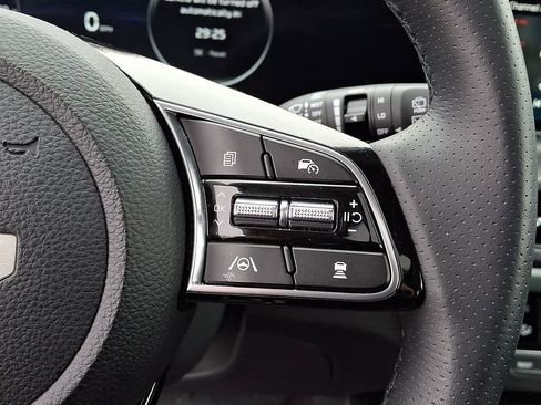 Certified 2025 Kia Seltos SX w/ SX Sunroof Package image 24