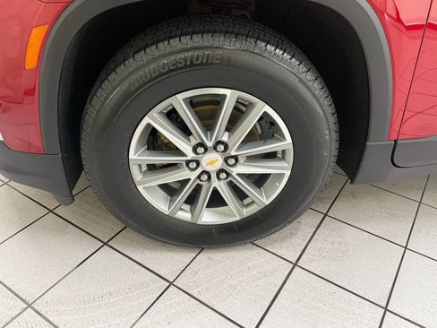 Used 2023 Chevrolet Traverse LT image 12